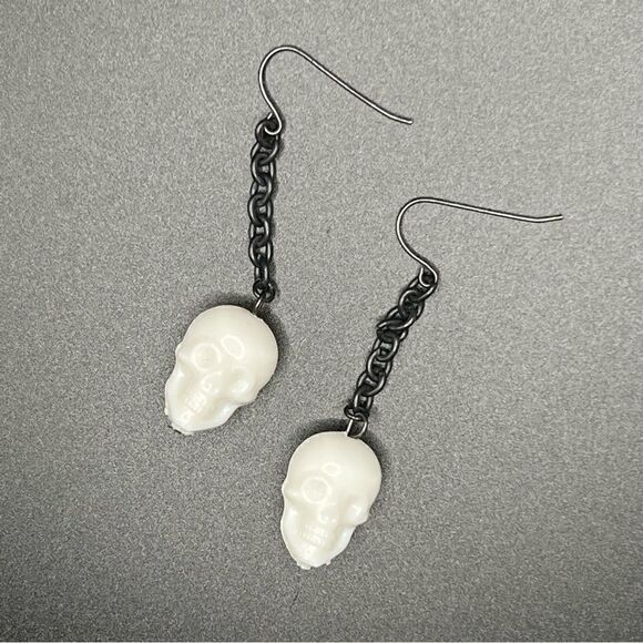 Vintage mallgoth white skull drop earrings - Picture 7 of 7